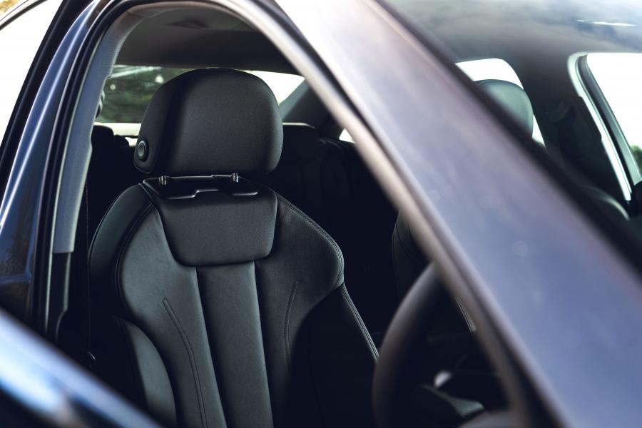 Интерьер Audi A4 35 TFSI Sport (B9) 2019 года  (UK) (фото 7 из 21)